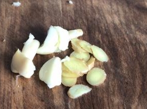 备好姜片和蒜瓣碎