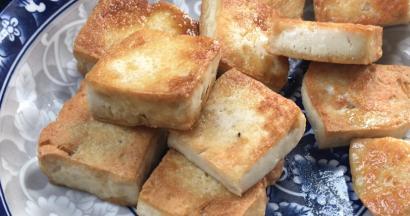 煎至两面金黄色，捞出沥油