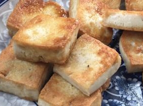 煎至两面金黄色，捞出沥油