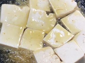 放入豆腐块，中火煎