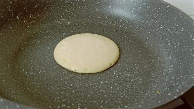 先开小火将不粘锅微微烧热一点再关火倒入一勺面糊（用手心在不粘锅上方试一下，感觉有温度即可关火）