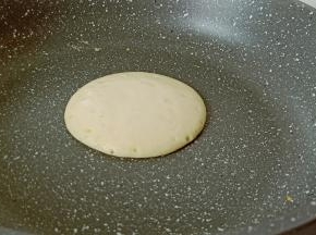 先开小火将不粘锅微微烧热一点再关火倒入一勺面糊（用手心在不粘锅上方试一下，感觉有温度即可关火）