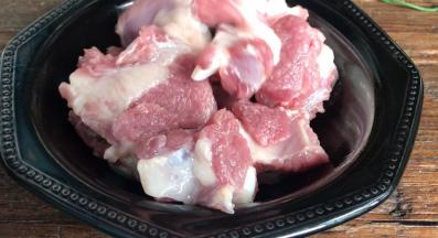 排骨剁成小块，洗净沥水