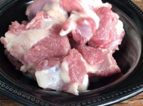 排骨剁成小块，洗净沥水