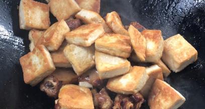 加入煎好的豆腐块