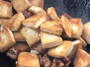 加入煎好的豆腐块