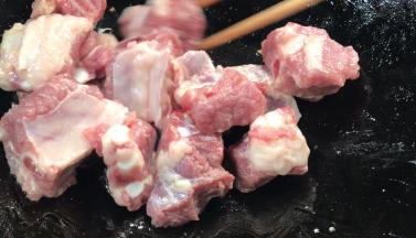 就着油锅，放入排骨煎炒