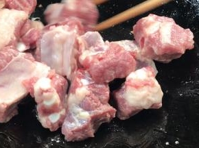 就着油锅，放入排骨煎炒