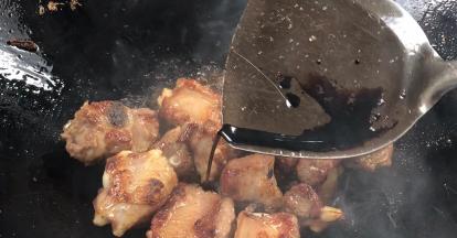 加入老抽，翻炒均匀至上色