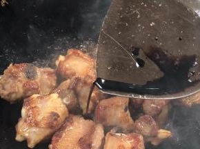 加入老抽，翻炒均匀至上色