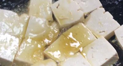 经常把锅晃动着，以免粘锅