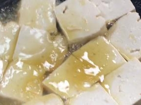 经常把锅晃动着，以免粘锅