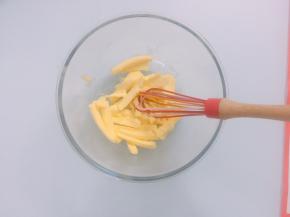 黄油在室温软化,将黄油用打蛋器搅拌均匀