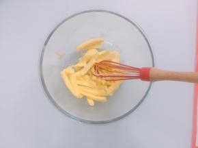 黄油在室温软化,将黄油用打蛋器搅拌均匀