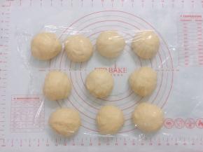 分成10份（每份97g），滚圆后盖上保鲜膜松弛20分钟