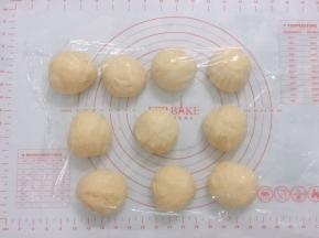 分成10份（每份97g），滚圆后盖上保鲜膜松弛20分钟
