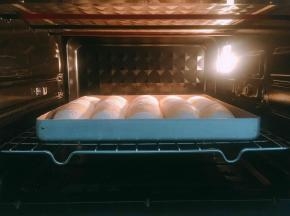 烤箱预热上下火180度中层烤20分钟。避免上色过重，烤至10分钟左右表面上色满意后加盖锡纸