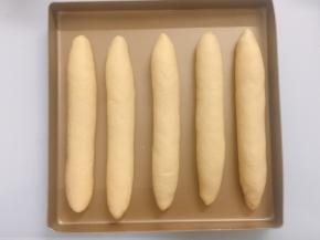 将小长条放在烤盘上，每根面团之间留出一定的距离（这个配方的量一共做了两烤盘）