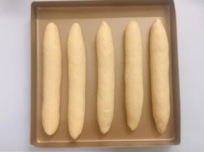 将小长条放在烤盘上，每根面团之间留出一定的距离（这个配方的量一共做了两烤盘）