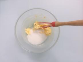 倒入细砂糖一起搅拌均匀