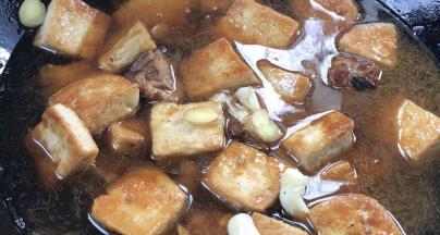 放入姜片和蒜瓣，大火烧开