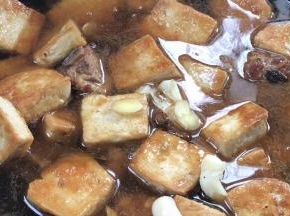 放入姜片和蒜瓣，大火烧开