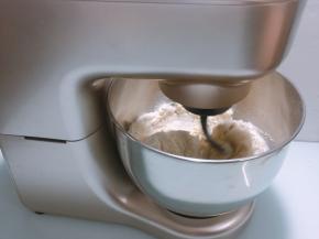 步骤2

放入厨师机中选择揉面模式，开启2档揉成面团