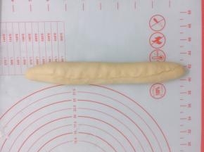 卷成长条状以后，收口卷紧，在案板上继续搓长一点。 如果面团回缩厉害，不容易搓长，就将它放在一边松弛一会儿，先做其他的面团。松弛到位以后就不会回缩。注意卷紧，卷到头以后收口处要捏紧