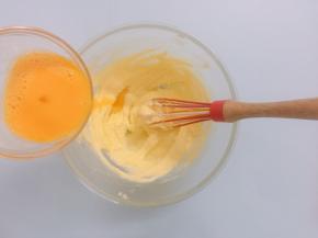 再分3次倒入全蛋液，一起搅拌均匀