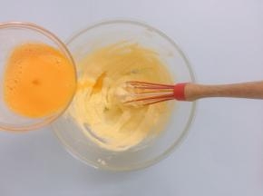 再分3次倒入全蛋液，一起搅拌均匀