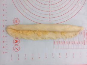 横着放，末端压薄边，从上往下卷起来