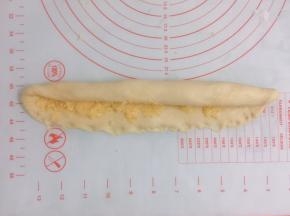 横着放，末端压薄边，从上往下卷起来