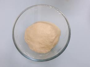 揉好的面团放入容器中，盖上保鲜膜