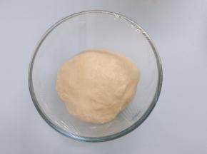 揉好的面团放入容器中，盖上保鲜膜
