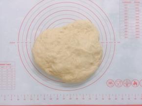 面团轻压进行排气