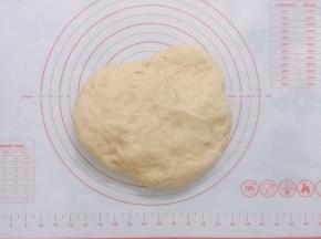 面团轻压进行排气