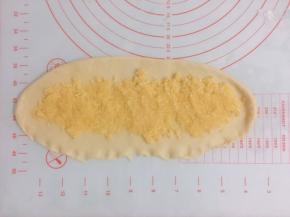 边上擀薄一点，放上适量的椰蓉馅料