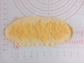 边上擀薄一点，放上适量的椰蓉馅料