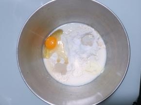 除黄油外，所有材料倒入厨师机搅拌桶中。（牛奶用的是冰冻的，夏天做面包最好把液体材料冷藏后用）