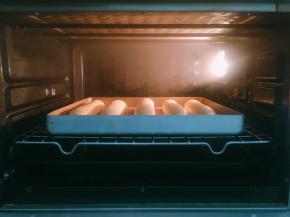 烤箱底部加入一盘温水来创造足够的湿度，开启发酵模式，温度30度，时间30分钟，进行二次发酵至2倍大小