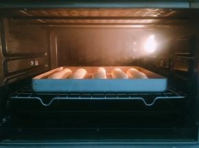 烤箱底部加入一盘温水来创造足够的湿度，开启发酵模式，温度30度，时间30分钟，进行二次发酵至2倍大小