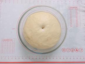 用手蘸少许面粉，戳一个洞不回缩就发酵好了