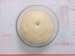 用手蘸少许面粉，戳一个洞不回缩就发酵好了