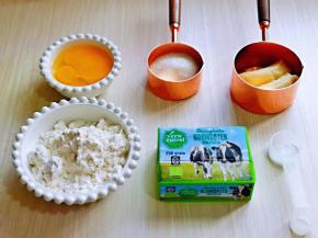 准备食材并称重，鸡蛋2个，去皮后的蛋液是100g。