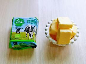 将黄油室温自然软化，我用的这款黄油质地细腻，奶香浓郁，满满的大自然味道。