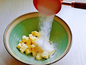 软化的黄油切丁放入大口较深的器具中，加入细砂糖。