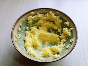 启动电动打蛋器，将黄油打至蓬松，颜色变浅状态。