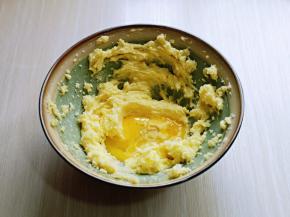 加入三分之一的全蛋液，继续启动电动打蛋器，低速打至均匀。(蛋液分三次加入)