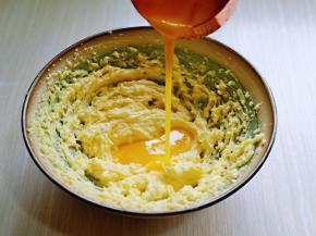 再加入三分之一的蛋液，低速打至黄油与蛋液完全融合再一起。