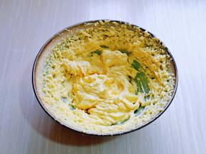 最后将蛋液全部加入，低速打至黄油体积变大，呈羽毛状。